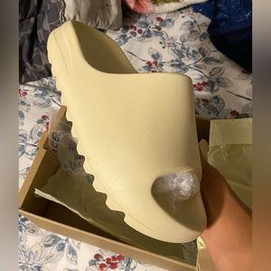 yeezy slide “bone” size 10